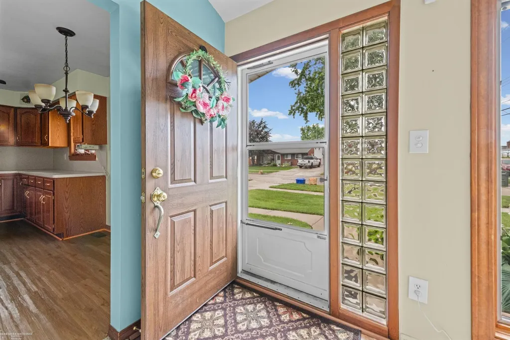 19824 Sussex Street St. Clair Shores City MI 48081