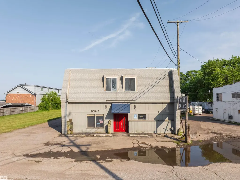35942 Jefferson Avenue Harrison Charter Township MI 48045