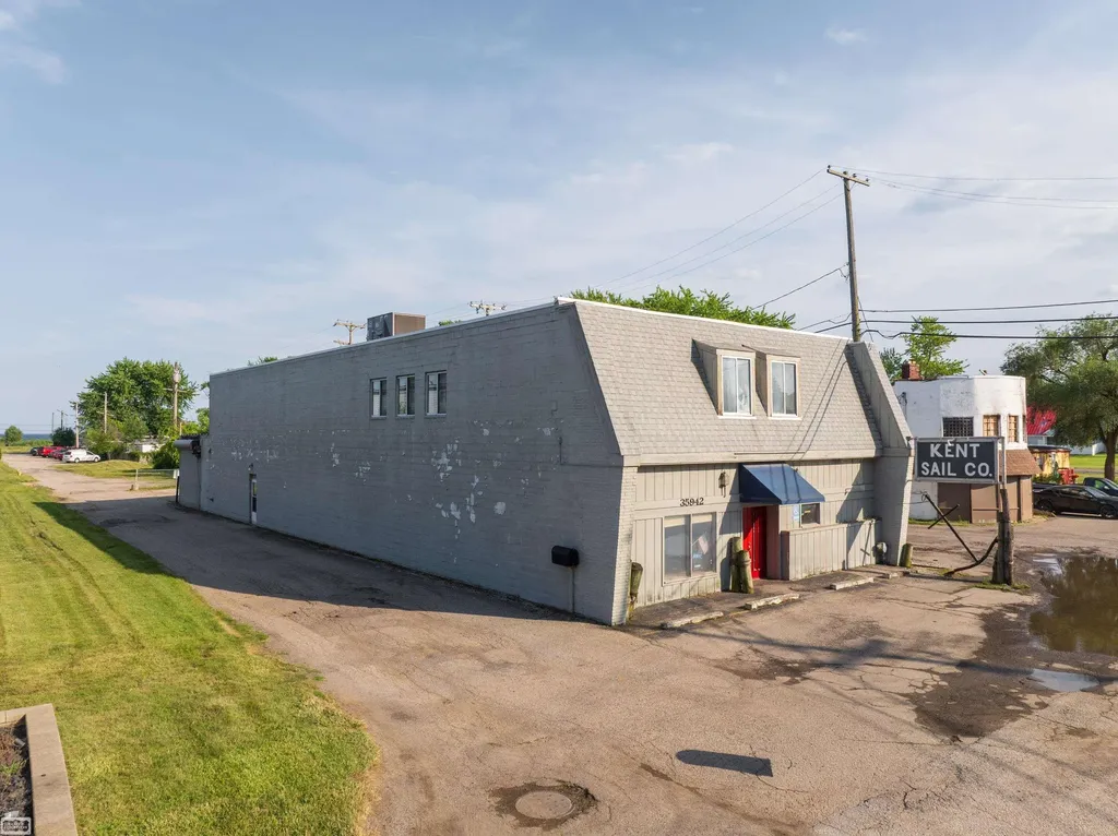 35942 Jefferson Avenue Harrison Charter Township MI 48045