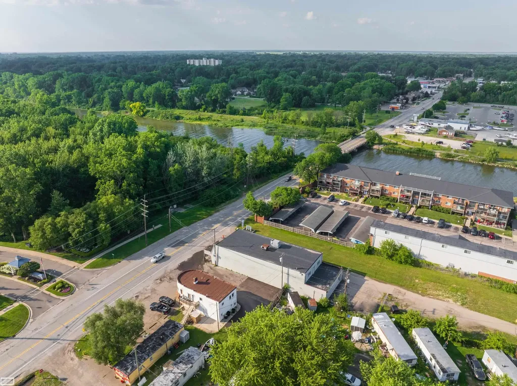 35942 Jefferson Avenue Harrison Charter Township MI 48045