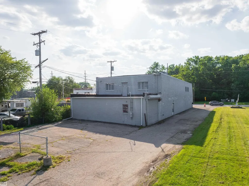 35942 Jefferson Avenue Harrison Charter Township MI 48045