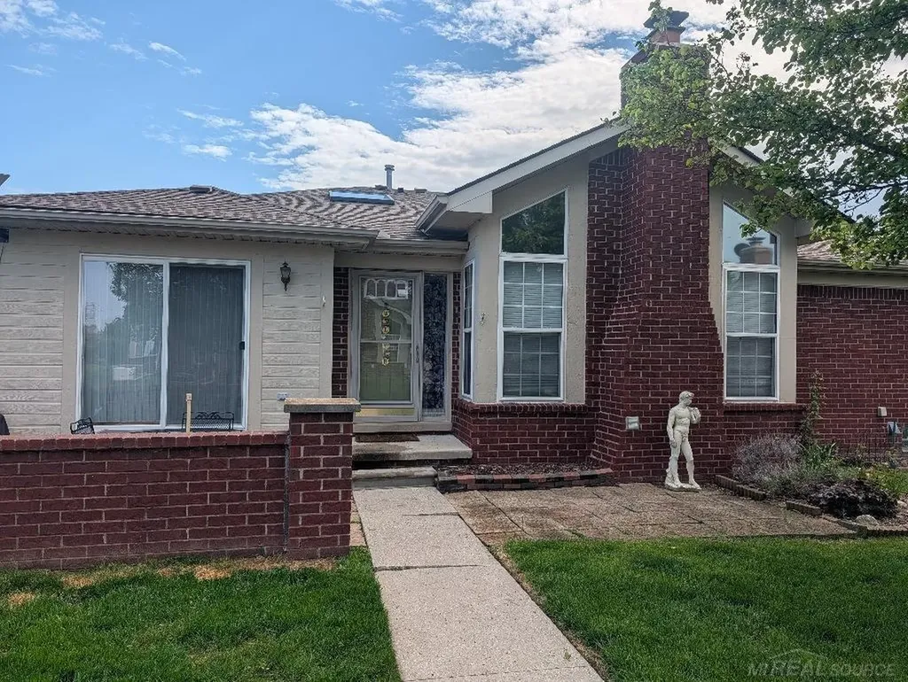 30592 Lynn Ct Court Chesterfield Township MI 48051
