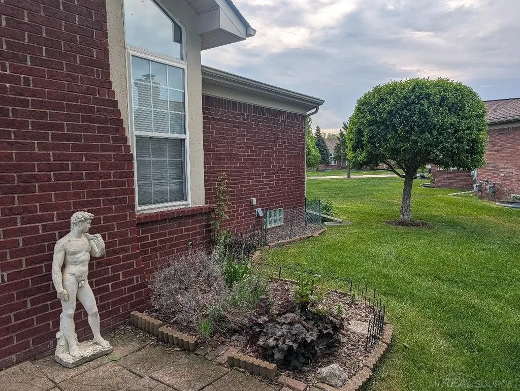 30592 Lynn Ct Court Chesterfield Township MI 48051