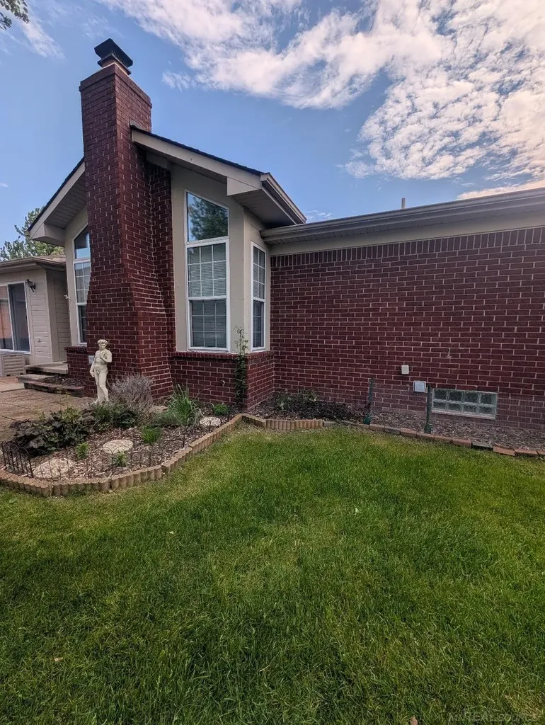 30592 Lynn Ct Court Chesterfield Township MI 48051
