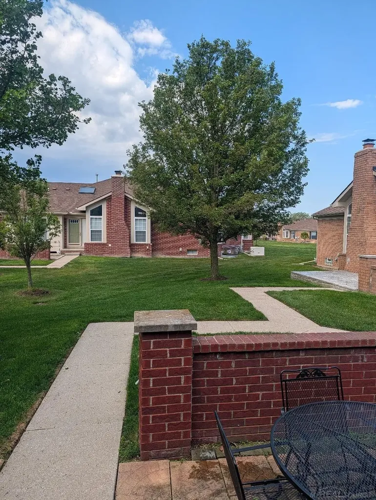 30592 Lynn Ct Court Chesterfield Township MI 48051