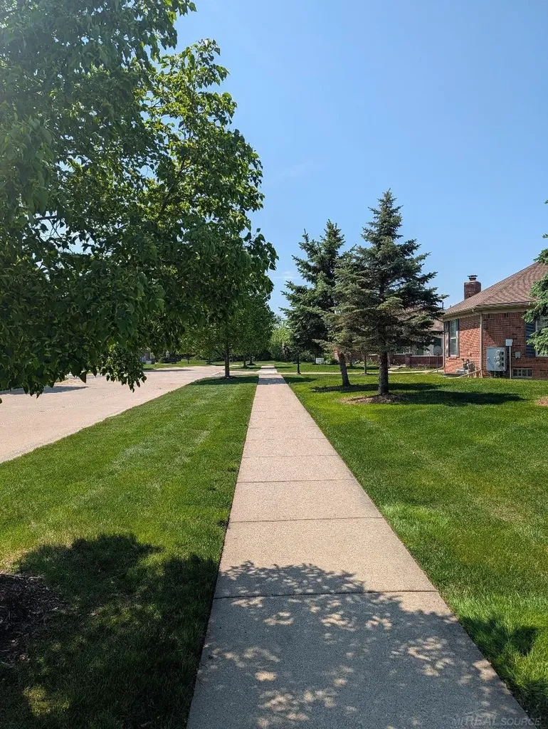 30592 Lynn Ct Court Chesterfield Township MI 48051