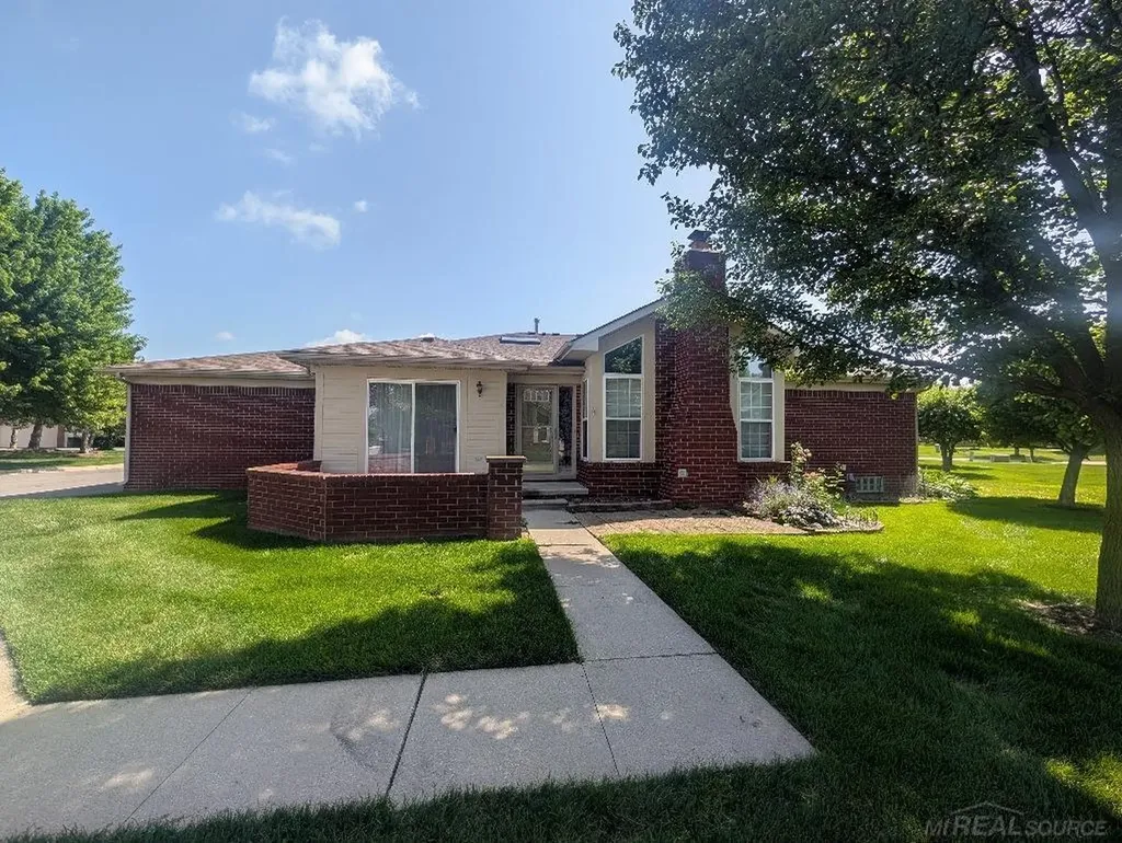 30592 Lynn Ct Court Chesterfield Township MI 48051