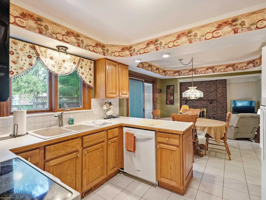 43456 Hillcrest Drive Sterling Heights City MI 48313