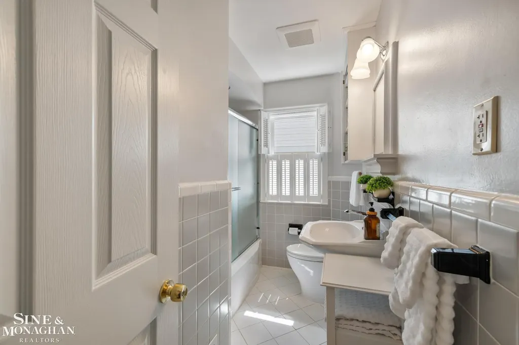 418 Hillcrest Avenue Grosse Pointe Farms City MI 48236