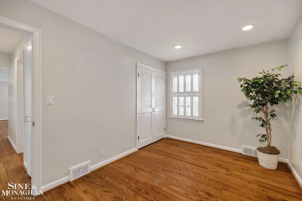 418 Hillcrest Avenue Grosse Pointe Farms City MI 48236
