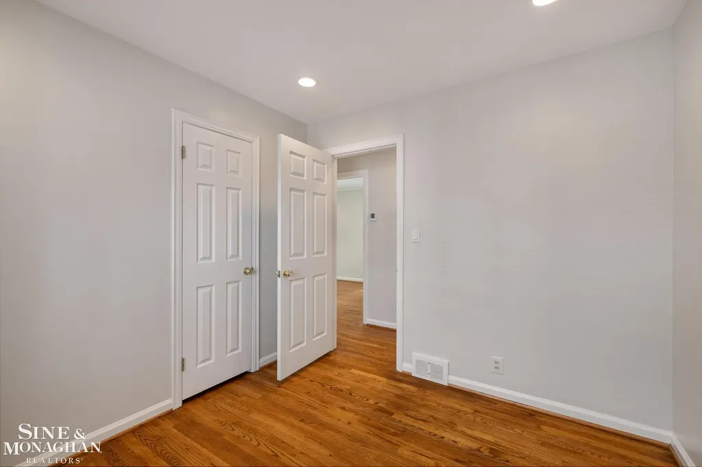 418 Hillcrest Avenue Grosse Pointe Farms City MI 48236