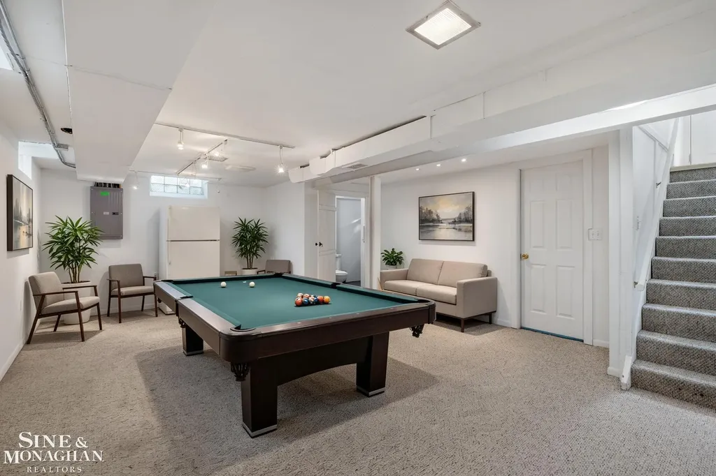 418 Hillcrest Avenue Grosse Pointe Farms City MI 48236