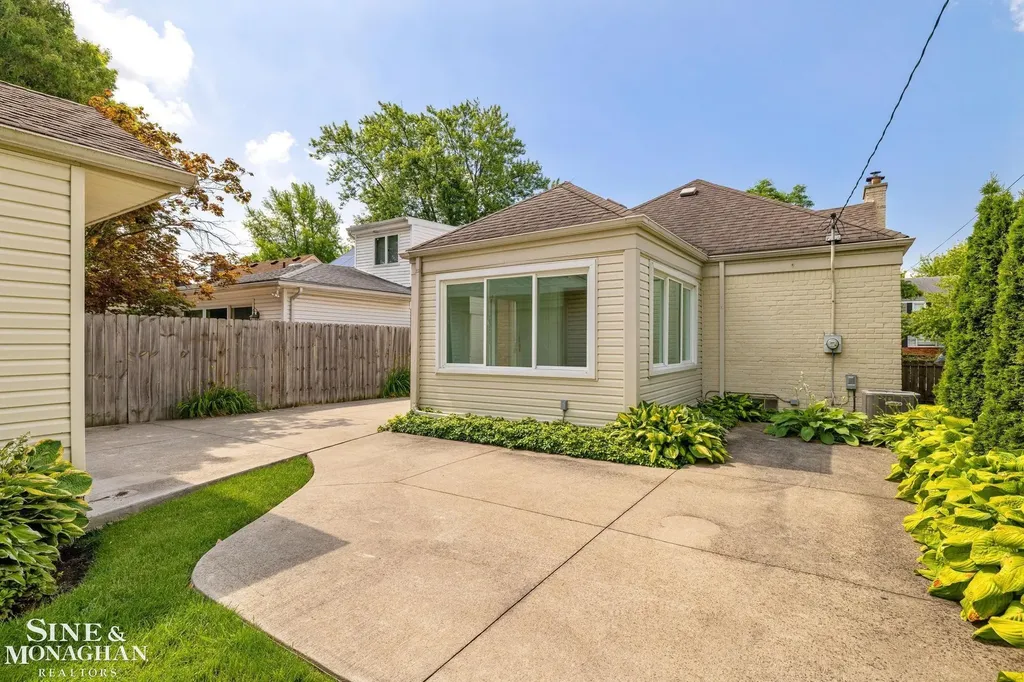 418 Hillcrest Avenue Grosse Pointe Farms City MI 48236