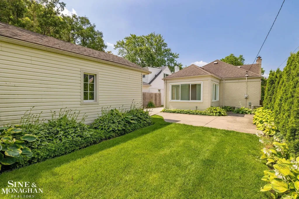 418 Hillcrest Avenue Grosse Pointe Farms City MI 48236