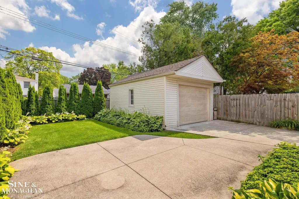 418 Hillcrest Avenue Grosse Pointe Farms City MI 48236