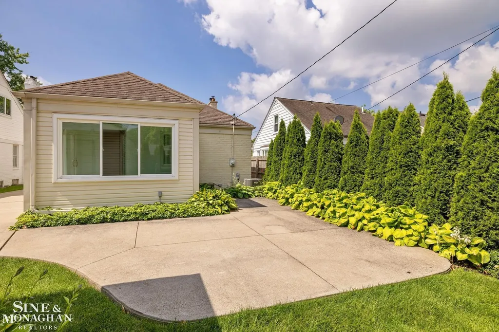 418 Hillcrest Avenue Grosse Pointe Farms City MI 48236