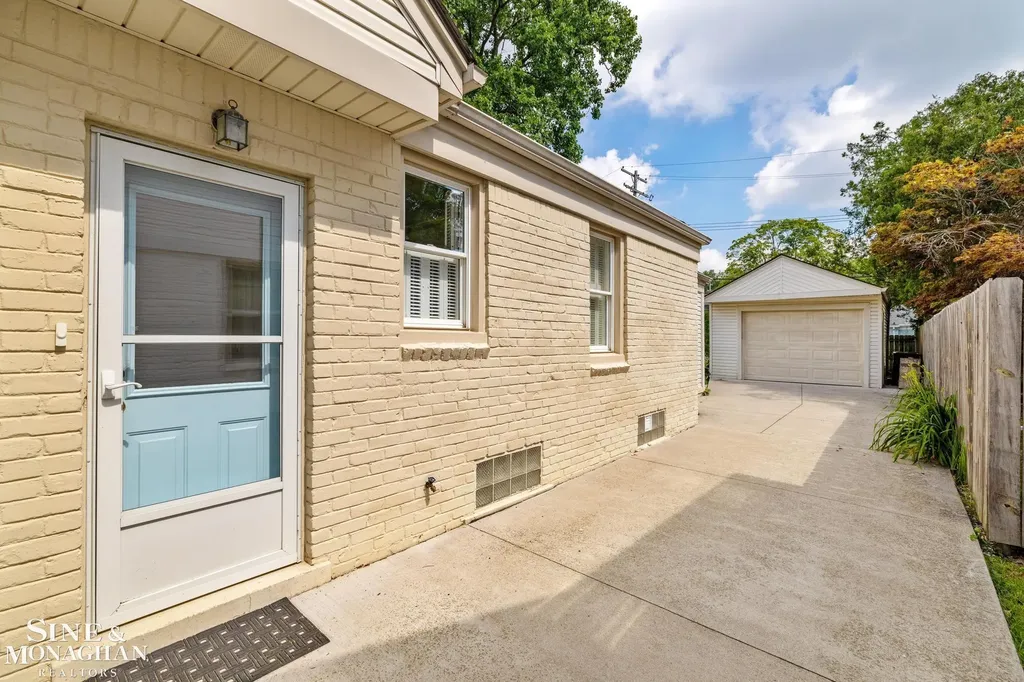 418 Hillcrest Avenue Grosse Pointe Farms City MI 48236