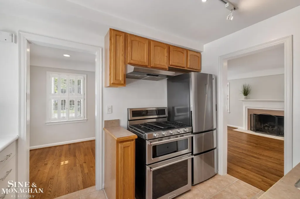 418 Hillcrest Avenue Grosse Pointe Farms City MI 48236