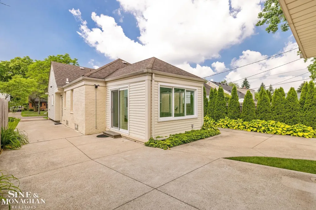 418 Hillcrest Avenue Grosse Pointe Farms City MI 48236