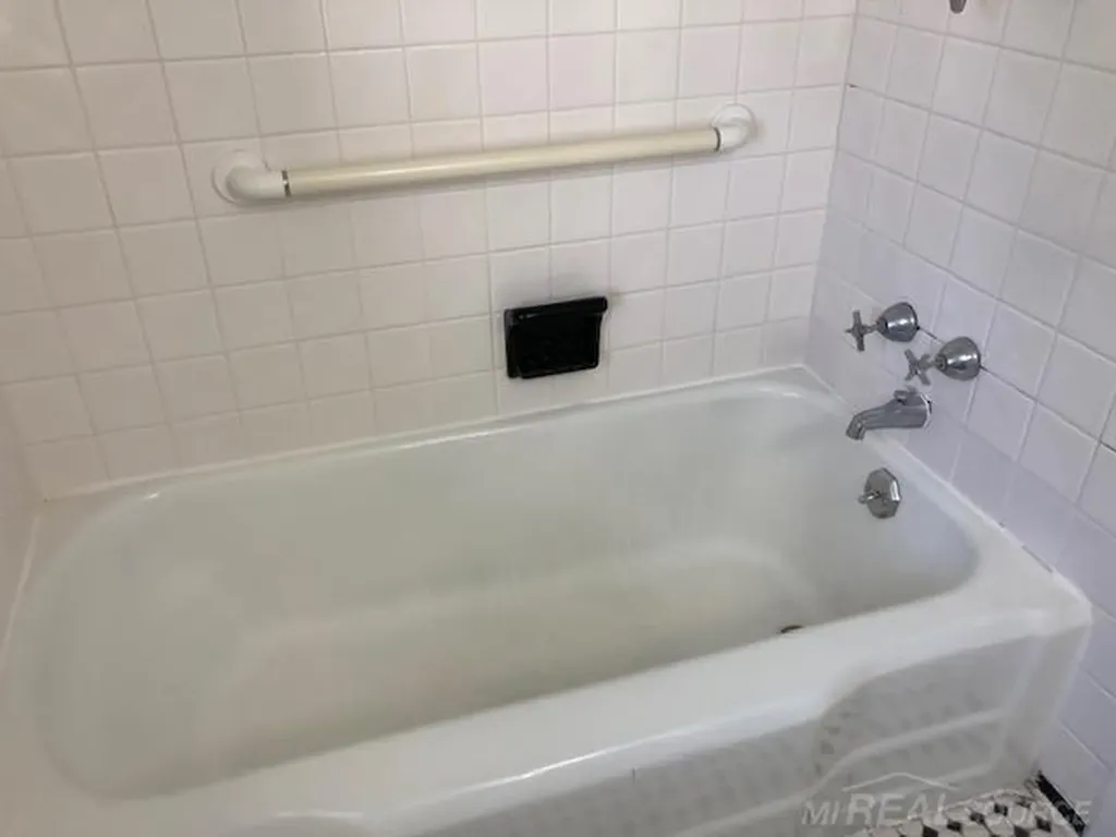 8641 Harding Street Center Line City MI 48015