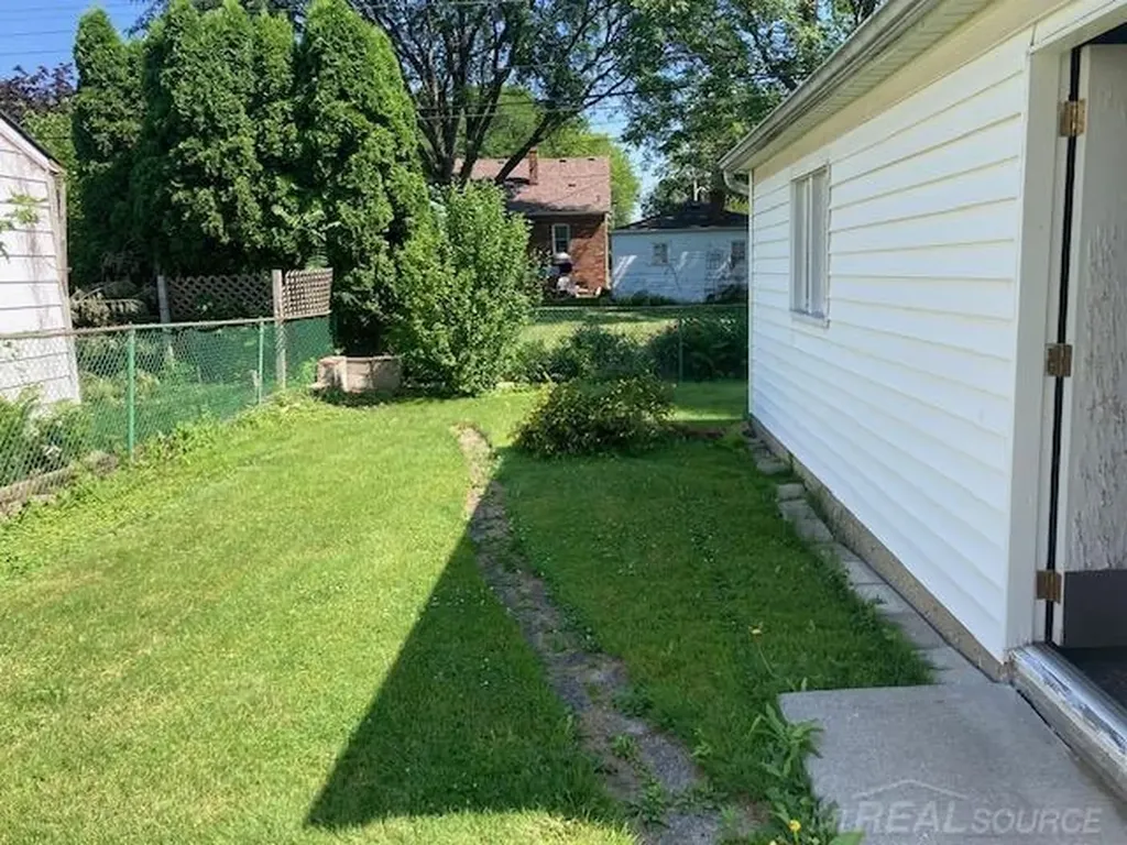 8641 Harding Street Center Line City MI 48015