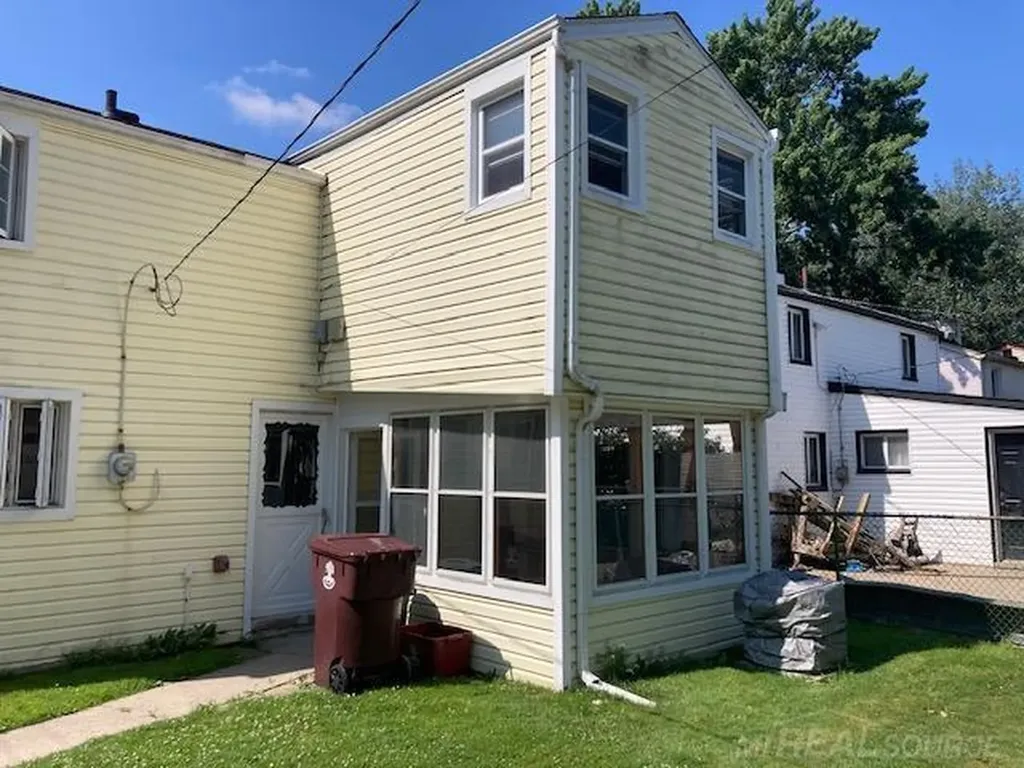 8641 Harding Street Center Line City MI 48015