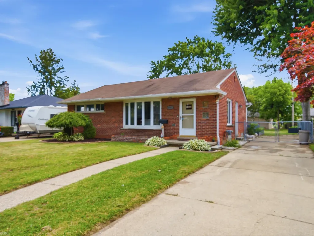 1005 N Esplanade Street Mt. Clemens City MI 48043