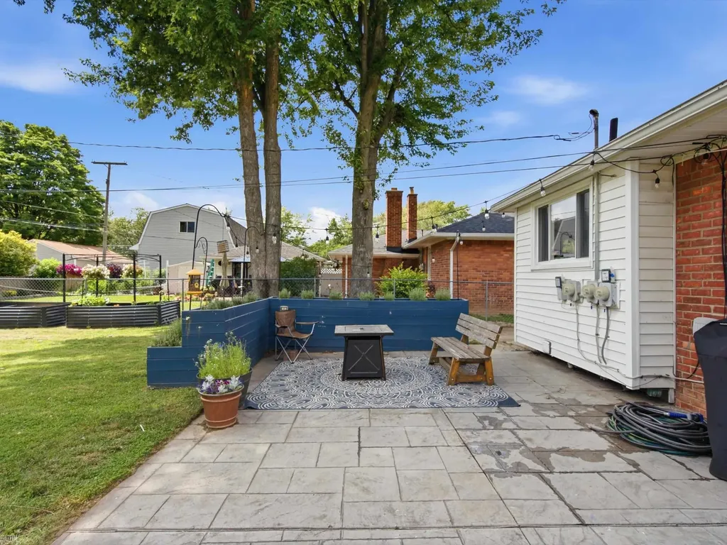 1005 N Esplanade Street Mt. Clemens City MI 48043
