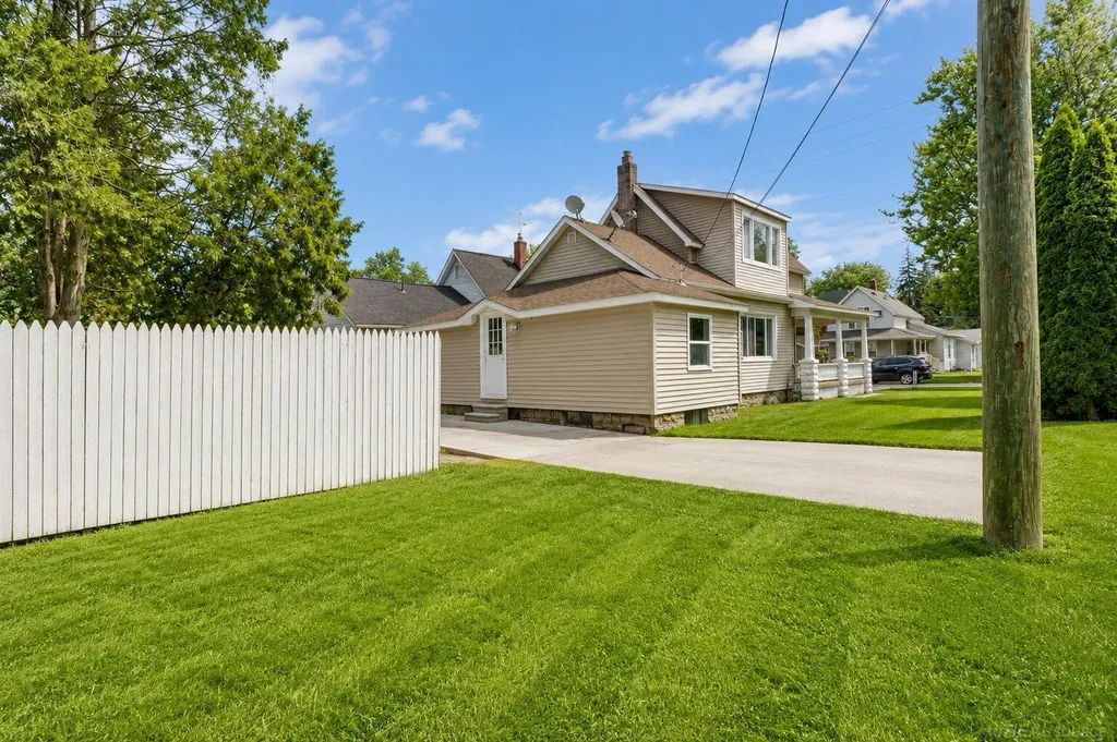 1821 11th Avenue Port Huron City MI 48060