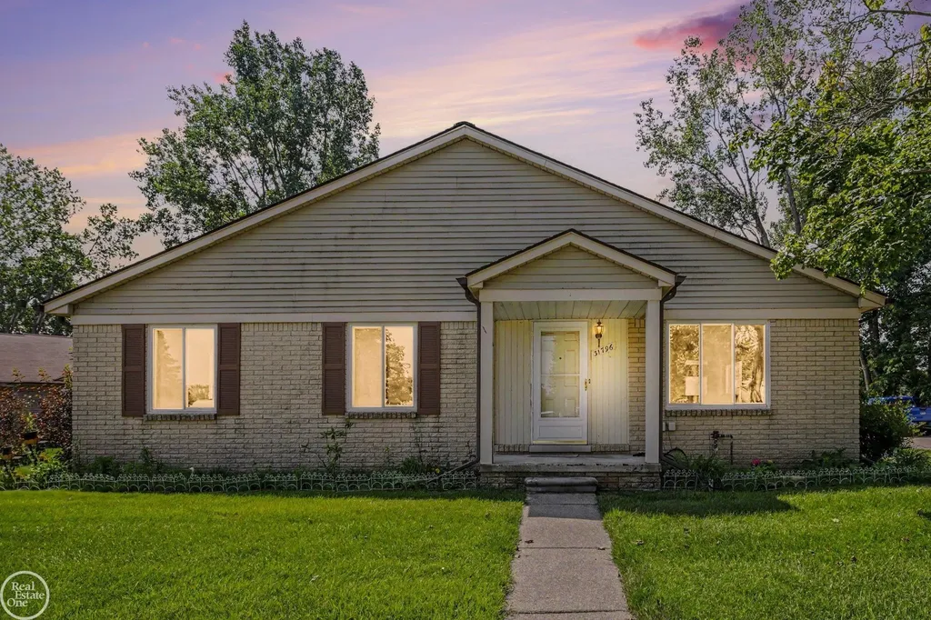 31796 Breezeway Chesterfield Township MI 48047