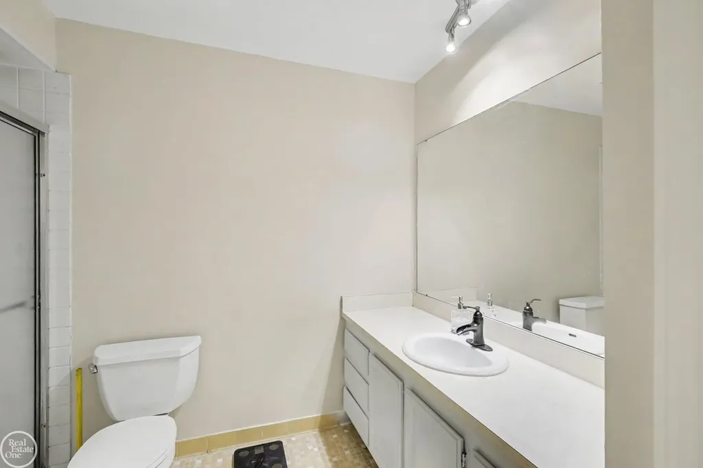 31796 Breezeway Chesterfield Township MI 48047
