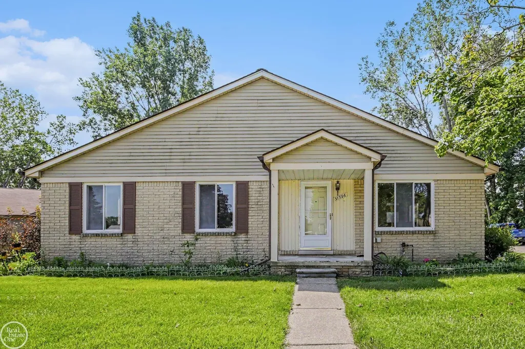 31796 Breezeway Chesterfield Township MI 48047