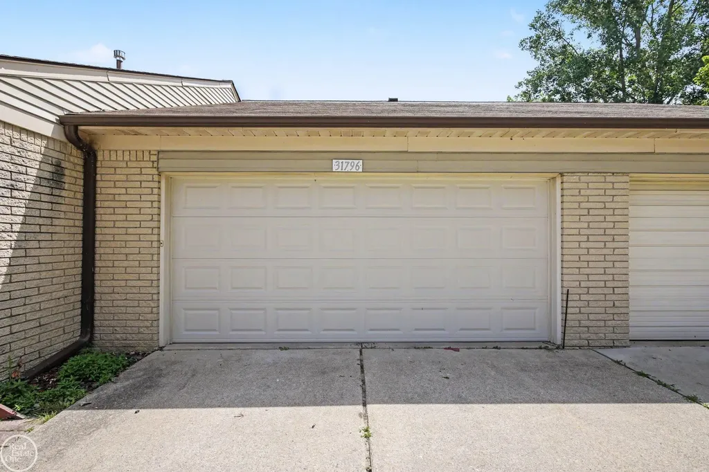 31796 Breezeway Chesterfield Township MI 48047