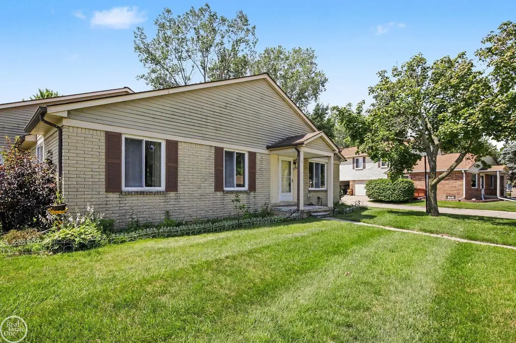 31796 Breezeway Chesterfield Township MI 48047