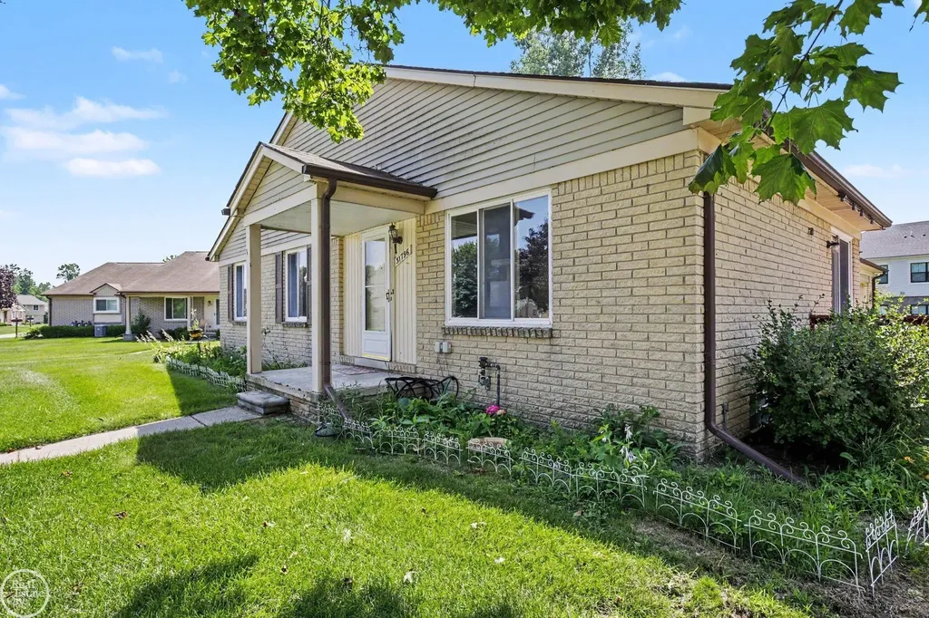31796 Breezeway Chesterfield Township MI 48047