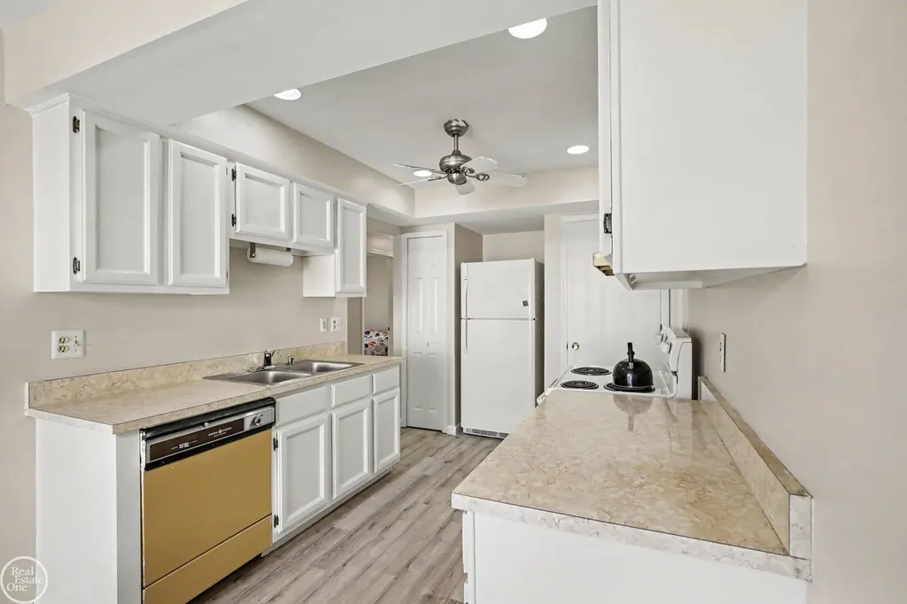 31796 Breezeway Chesterfield Township MI 48047