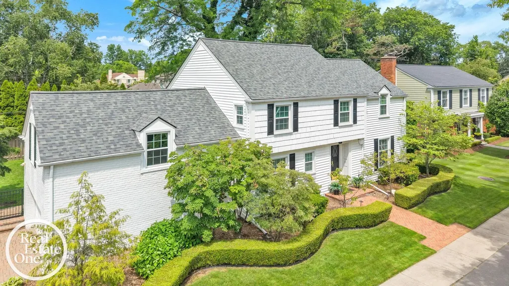 90 Colonial Road Village Of Grosse Pointe Shores City MI 48236