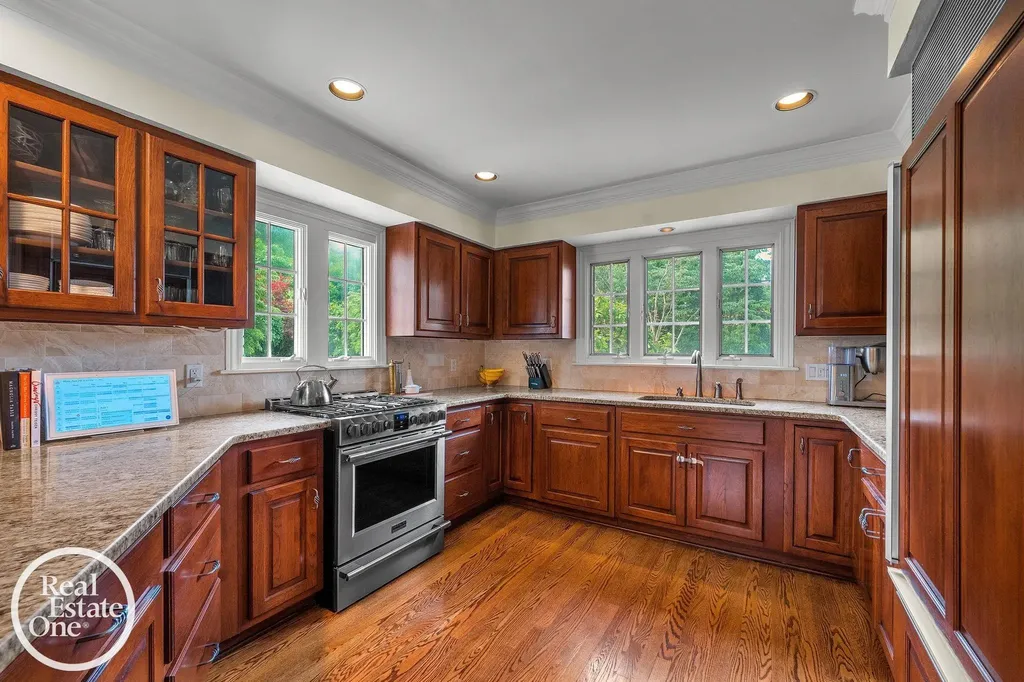90 Colonial Road Village Of Grosse Pointe Shores City MI 48236