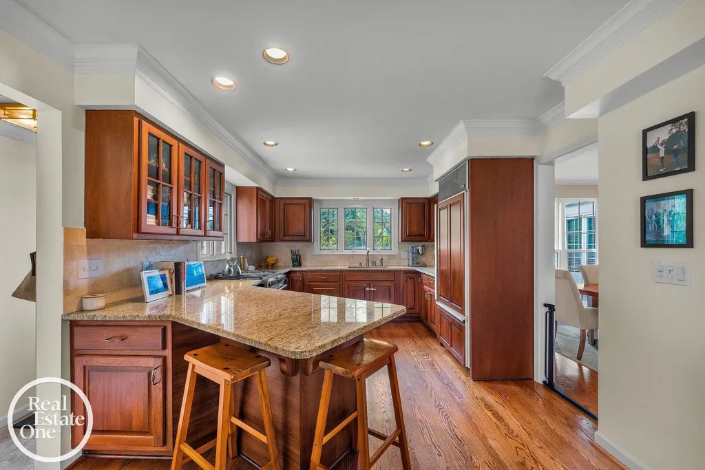 90 Colonial Road Village Of Grosse Pointe Shores City MI 48236