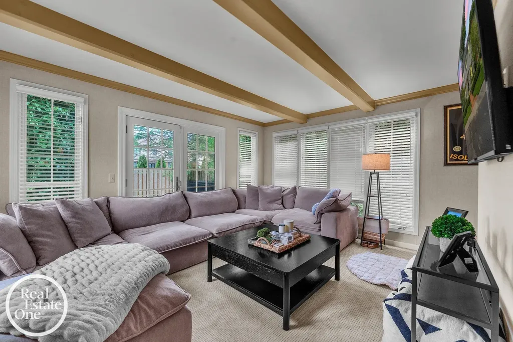 90 Colonial Road Village Of Grosse Pointe Shores City MI 48236