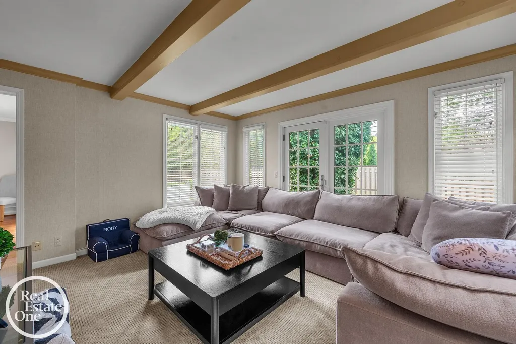 90 Colonial Road Village Of Grosse Pointe Shores City MI 48236