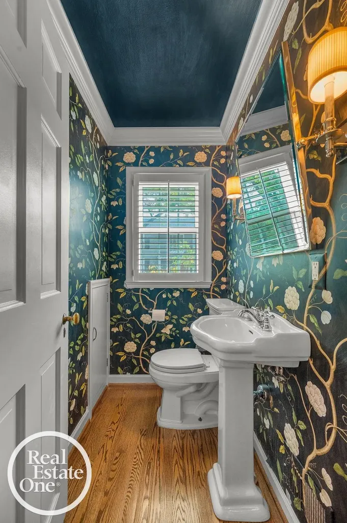 90 Colonial Road Village Of Grosse Pointe Shores City MI 48236
