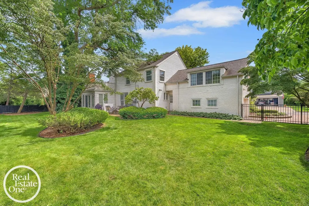 90 Colonial Road Village Of Grosse Pointe Shores City MI 48236