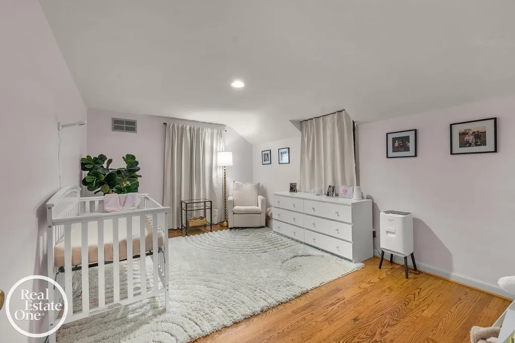 90 Colonial Road Village Of Grosse Pointe Shores City MI 48236