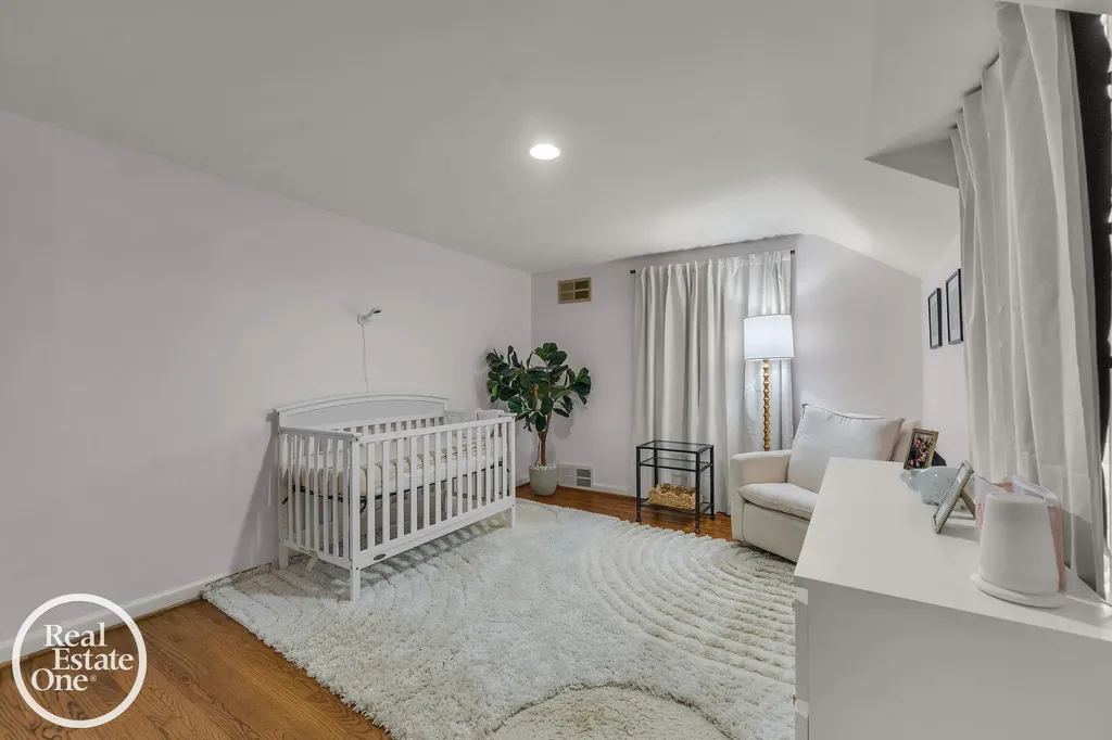 90 Colonial Road Village Of Grosse Pointe Shores City MI 48236