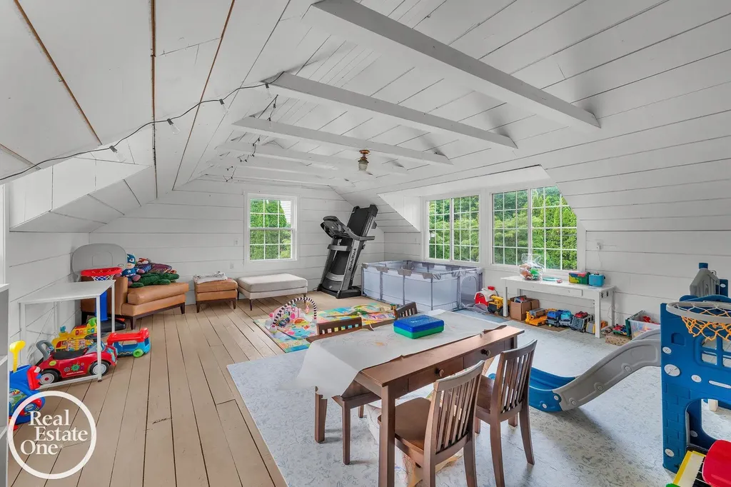 90 Colonial Road Village Of Grosse Pointe Shores City MI 48236