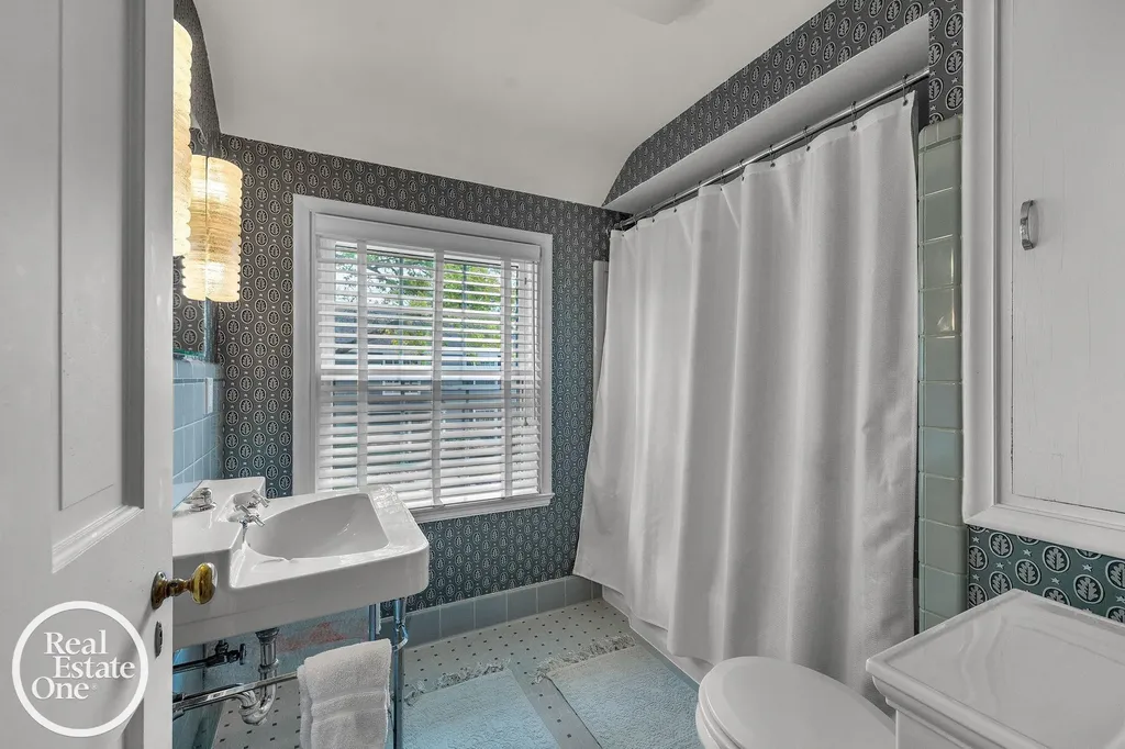 90 Colonial Road Village Of Grosse Pointe Shores City MI 48236