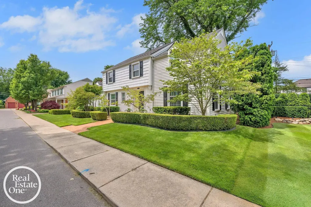 90 Colonial Road Village Of Grosse Pointe Shores City MI 48236