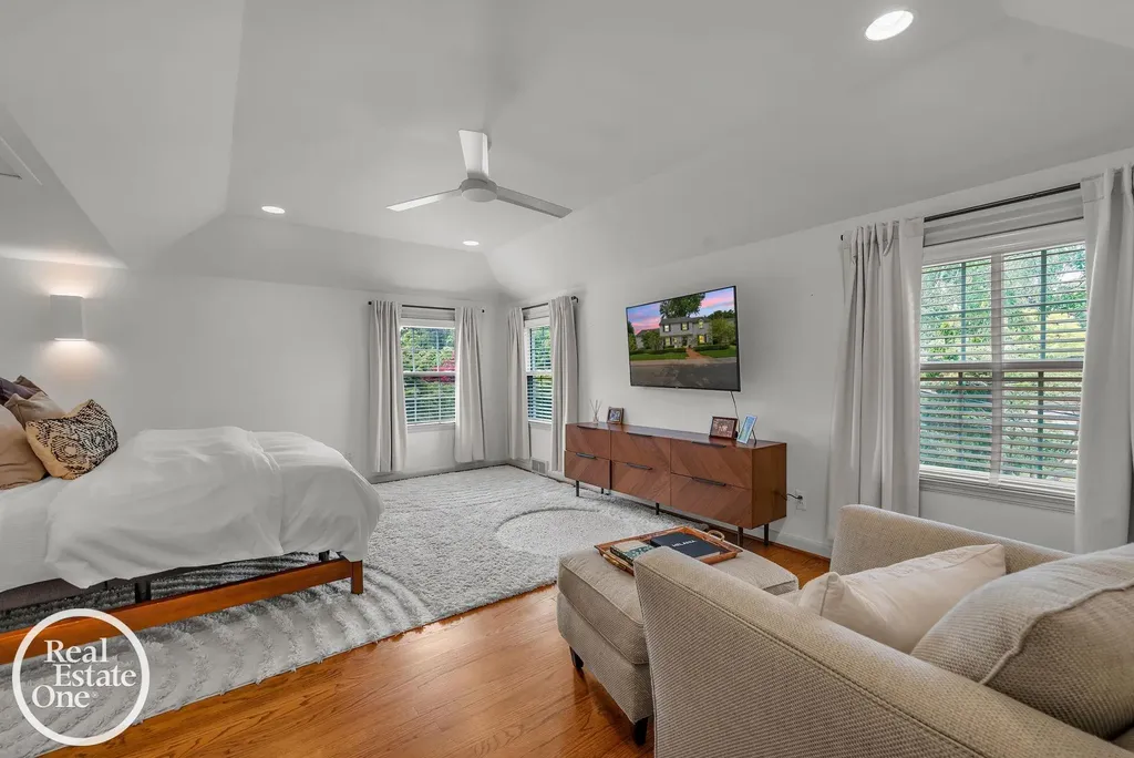 90 Colonial Road Village Of Grosse Pointe Shores City MI 48236