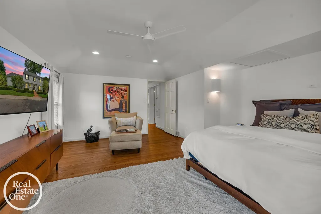 90 Colonial Road Village Of Grosse Pointe Shores City MI 48236